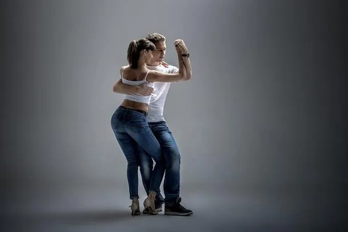 Bachata od podstaw – pierwsze kroki, rytm i zmysłowa przyjemność