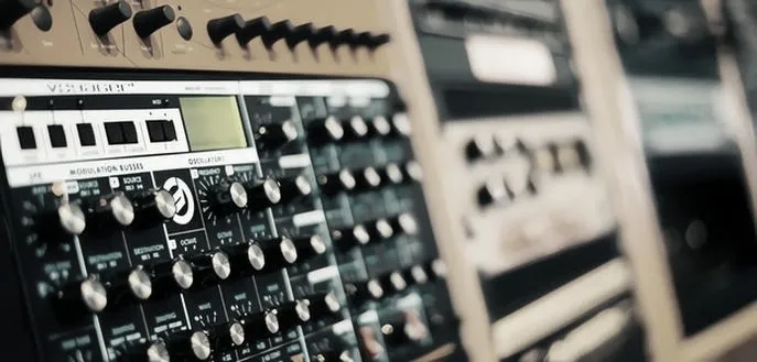 Filmy o muzyce elektronicznej, które zachwycą każdego fana: Przewodnik po najlepszych tytułach