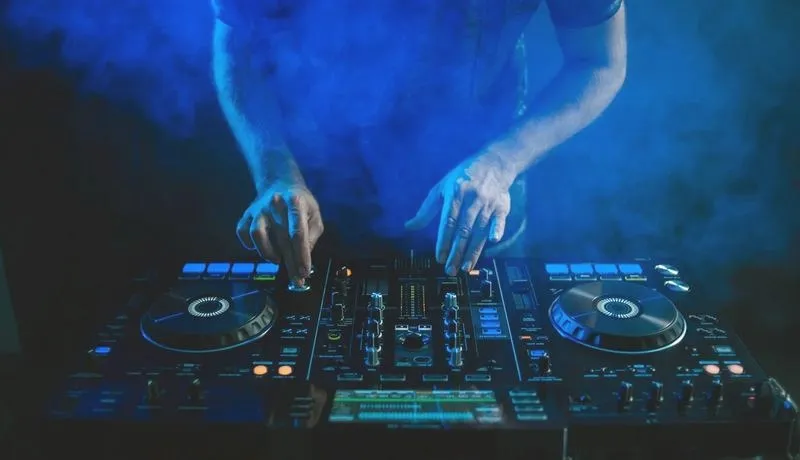 Ile zarabiają DJ-e w Polsce? Odkryj tajemnice branży muzycznej!