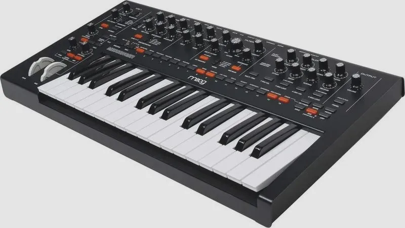 Pierwszy syntezator: jak przejść od keyboardu do własnych brzmień